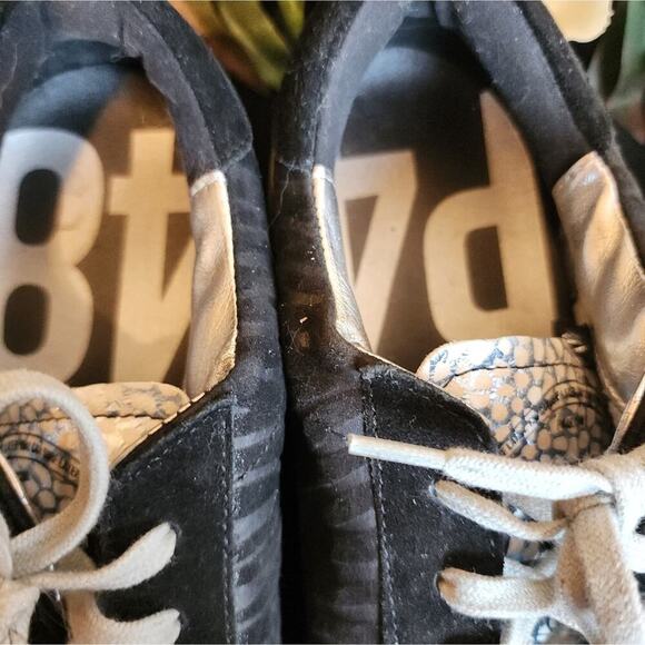 P448 JOHN ZEBRA METALLIC STRIPE BLACK SNEAKER SIZE 40 (9/9.5) - Picture 4 of 11
